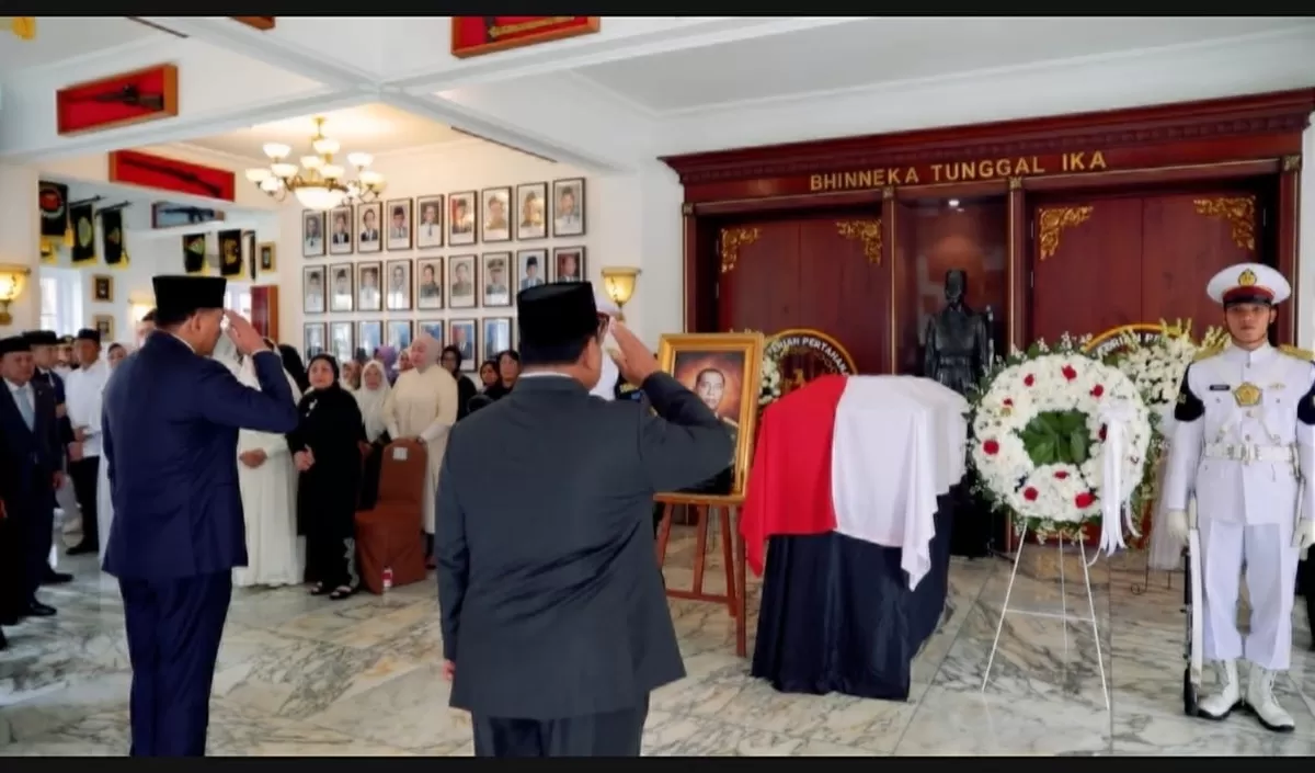 Presiden Prabowo Subianto memberi penghormatan terakhir kepada Ryamizard Ryacudu. (Badan Komunikasi Pemerintah RI)