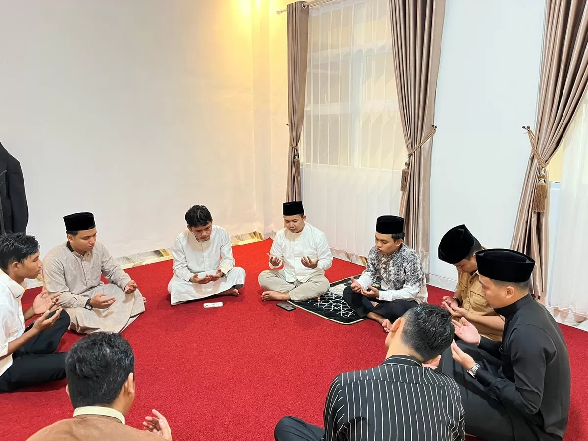 Gerakan Mahasiswa Hidayatullah menggelar doa bersama untuk Indonesia kuat. (kiriman Rizki Ulfahadi)