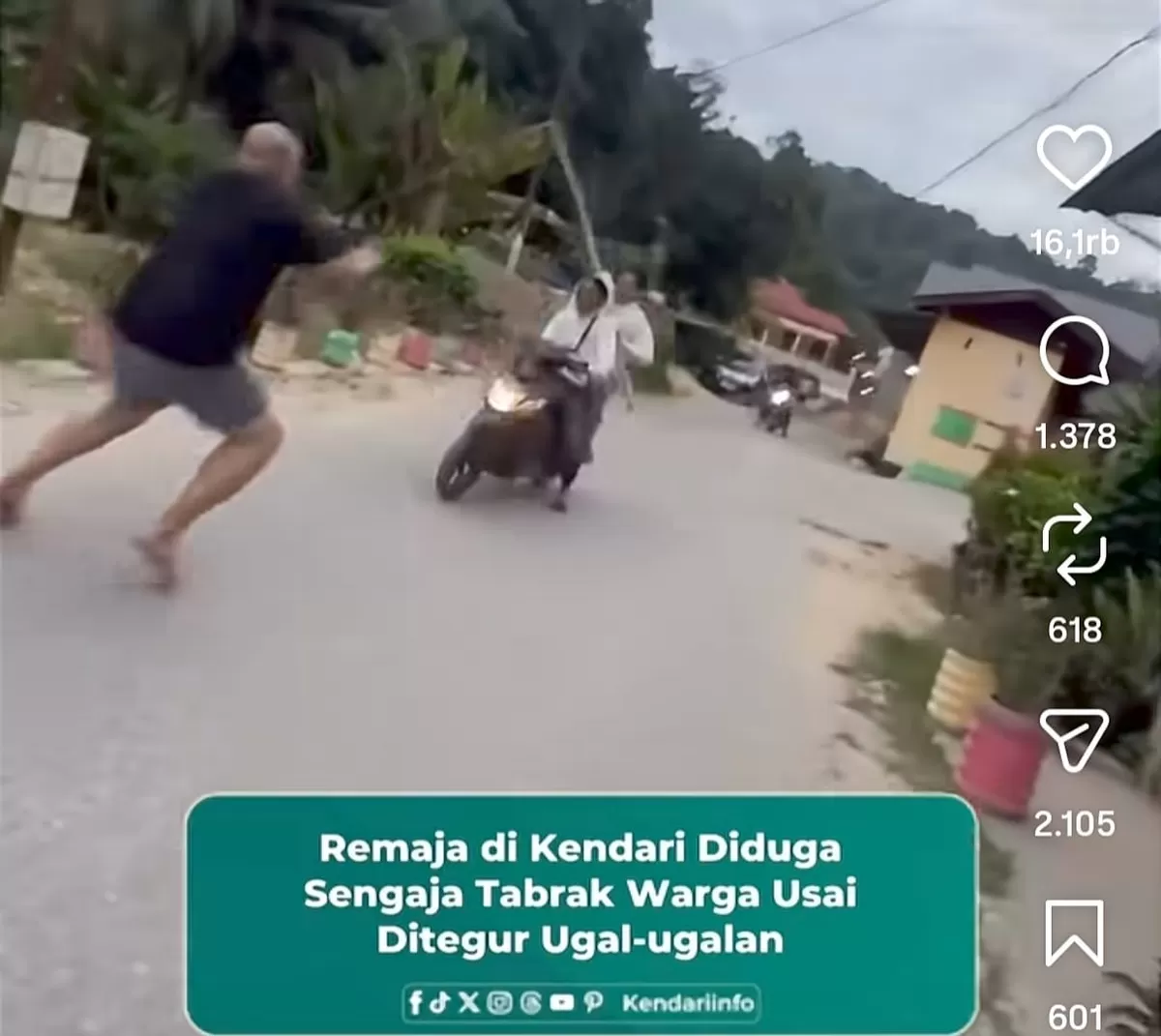 Suasana ketika dua remaja bersepeda motor menabrak warga desa di Kota Kendari, Sulawesi Tenggara. (Instagram @kendariinfo) 