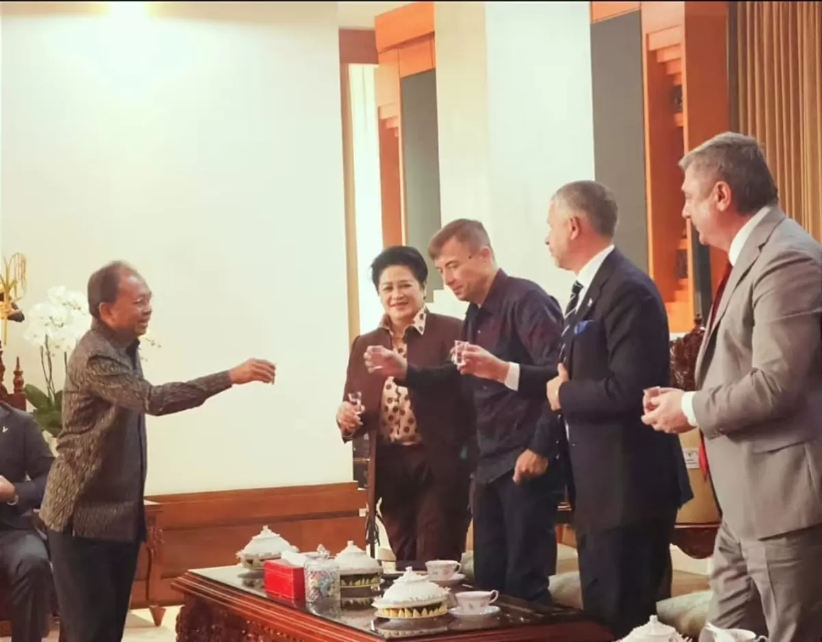 Gubernur Bali I Wayan Koster (kiri) bersama delegasi Saint Petersburg, Rusia didampingi pengamat militer Connie Rahakundini Bakrie. (Instagram @connierahakundinibakrie) 