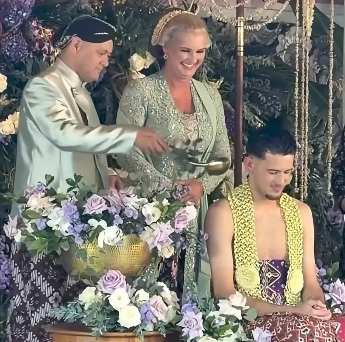 Pemain Timnas Indonesia Justin Hubner menjalani prosesi siraman menjelang menikah dengan Jennifer Coppen. (Instagram @celebrityfresh)