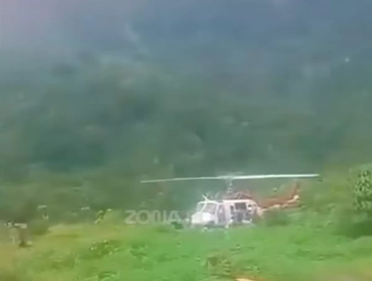 Anggota OPM bersenjata mengawal helikopter yang mendarat di pedalaman Papua. (Instagram @zona.ponti)