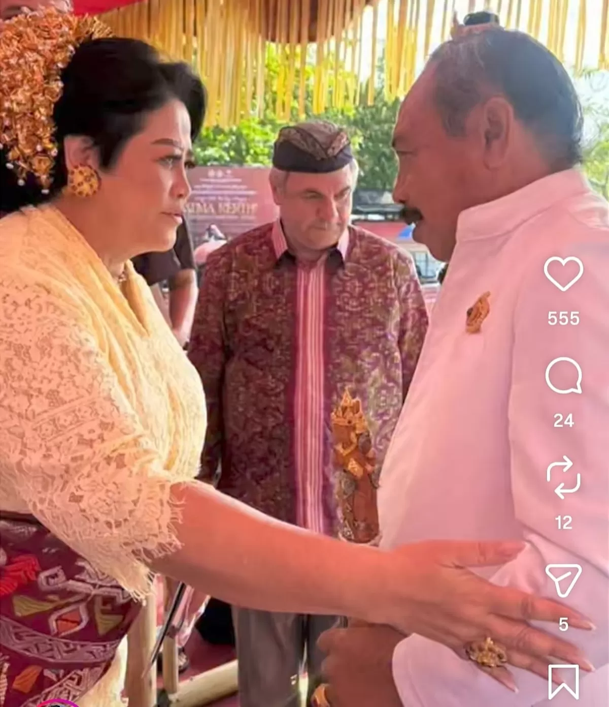 Connie Rahakundini Bakrie bertemu salah seorang sesepuh Bali, Ida Ratu Bhagawan di Pesta Kesenian Bali. (Instagram @connierahakundinibakrie)