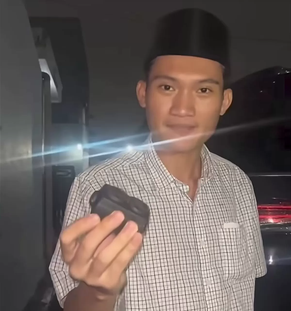 Tiyo Ardianto memperlihatkan benda yang diduga alat pelacak.