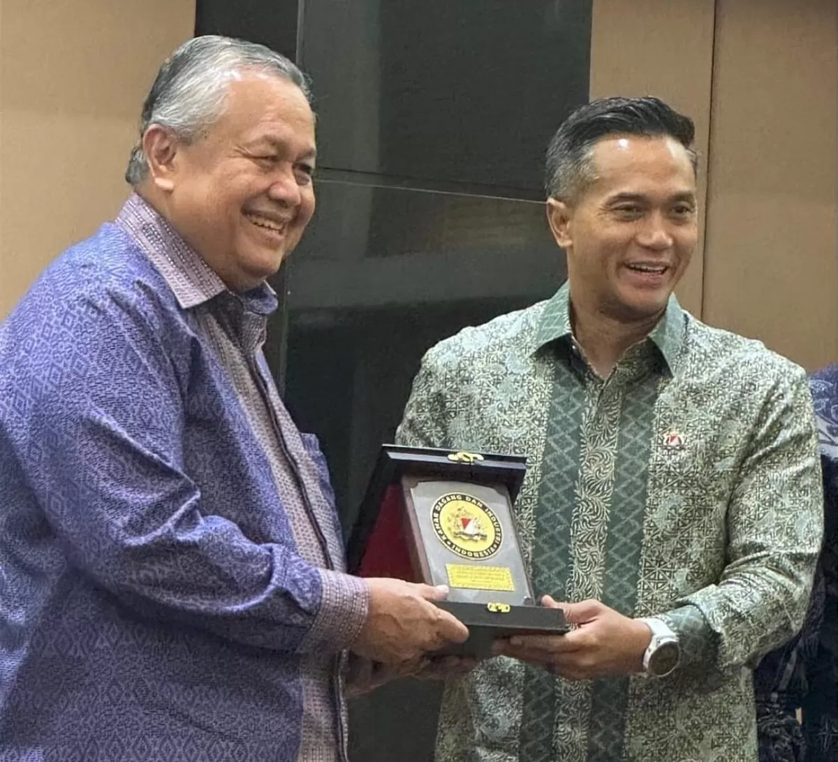 Ketua Umum KADIN Indonesia Anindya Bakrie (kanan) dan Gubernur Bank Indonesia Perry Warjiyo (kiri). (kiriman Teguh Anantawikrama)