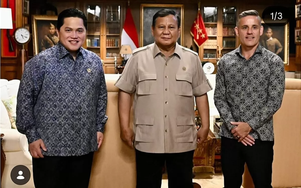 Erick Thohir (kiri) dan John Herdman (kanan) menemui Presiden Prabowo Subianto melaporkan tentang sepak bola. (Instagram @erickthohir)