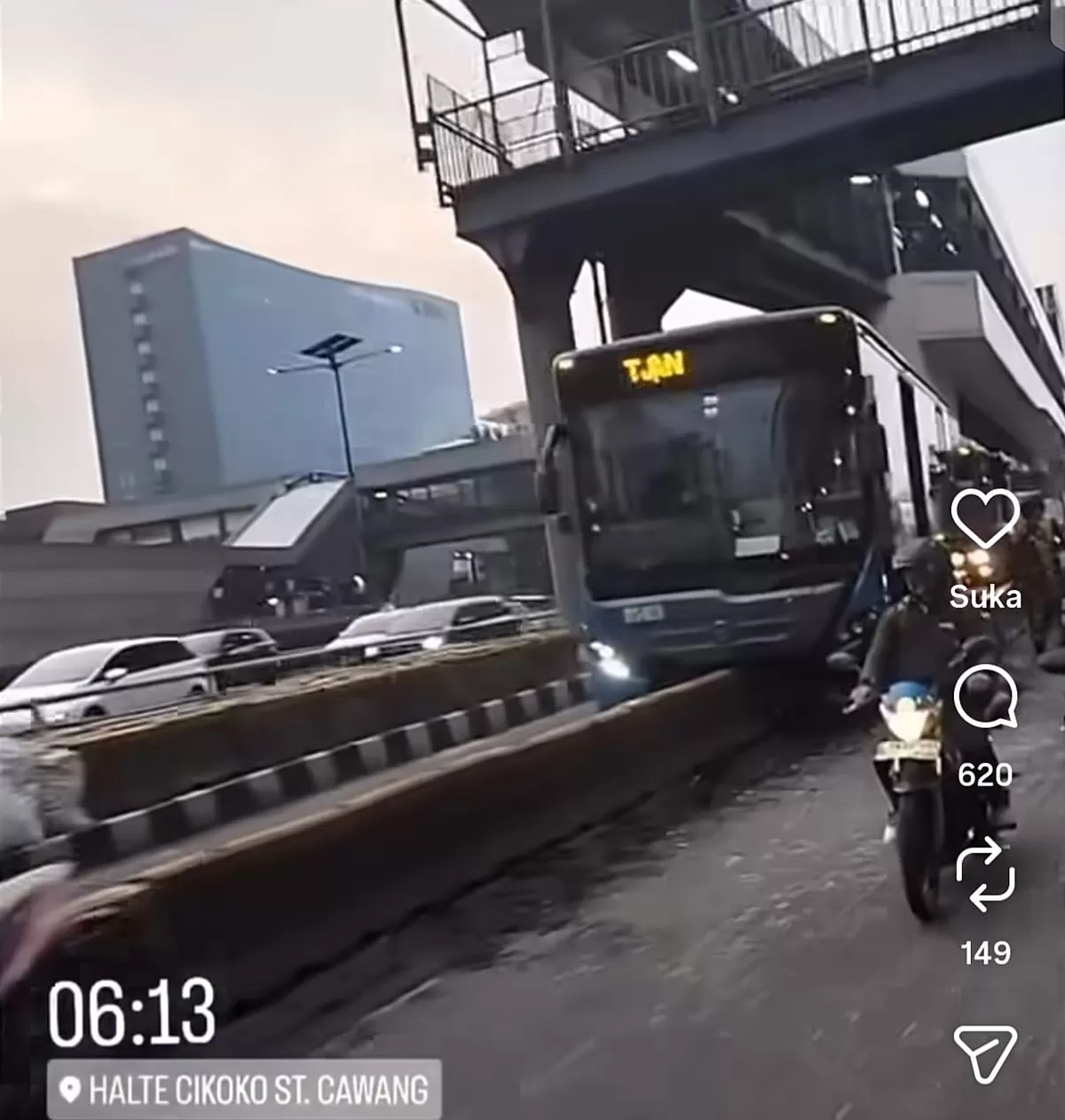 Bus TransJakarta tabrak pembatas jalur di sekitar Halte Cikoko Cawang. (Instagram @jktinfo)