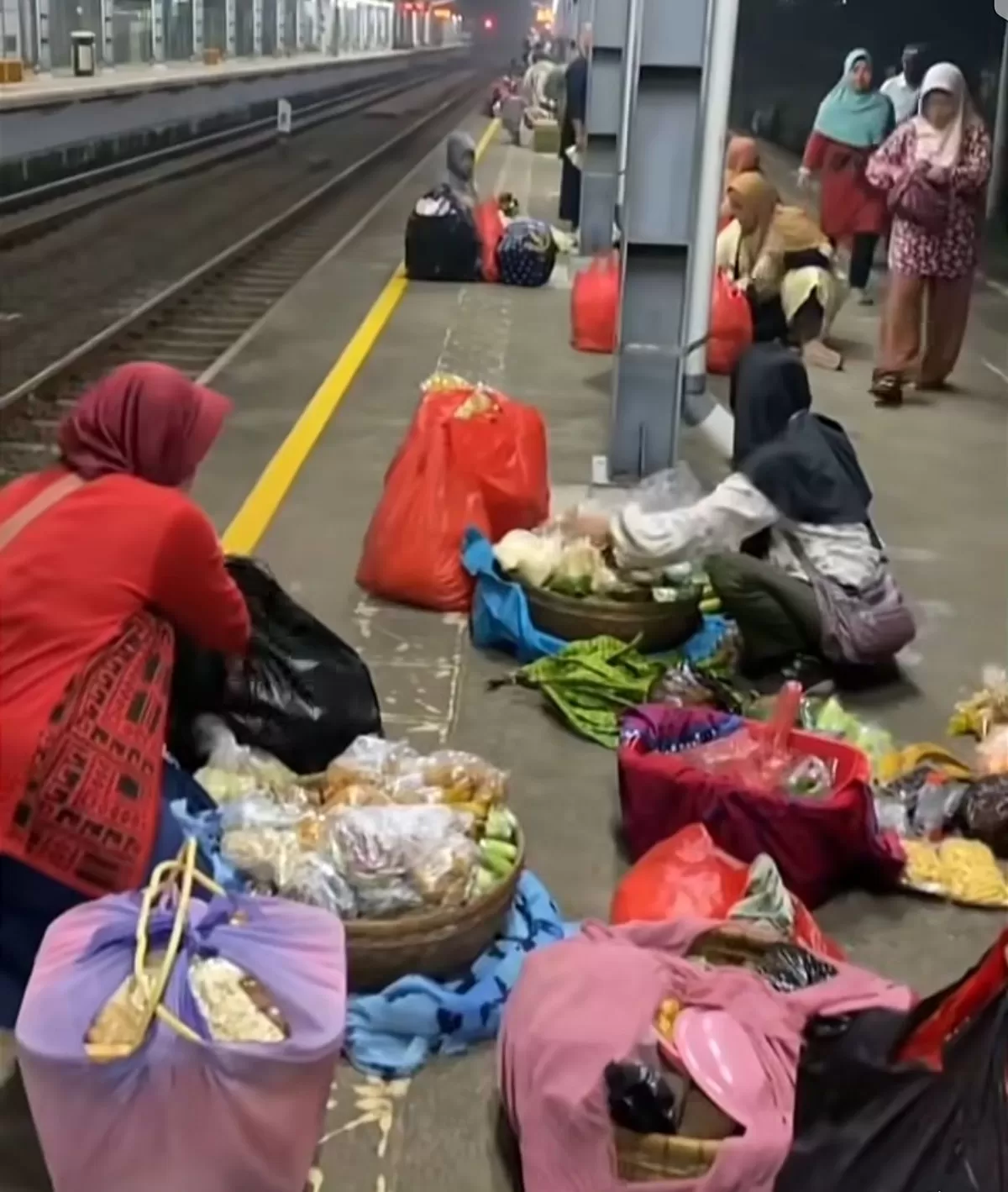 Perempuan pedagang ini berjuang sejak malam dari stasiun Maja Lebak . (Instagram @aboutdkj)