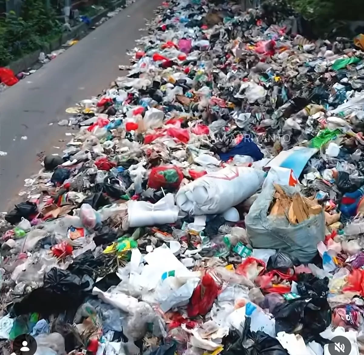 Tumpukan sampah di Gang Swadaya Albo Cakung Barat, Jakarta Timur. (Instagran @ilhamapriyanto)