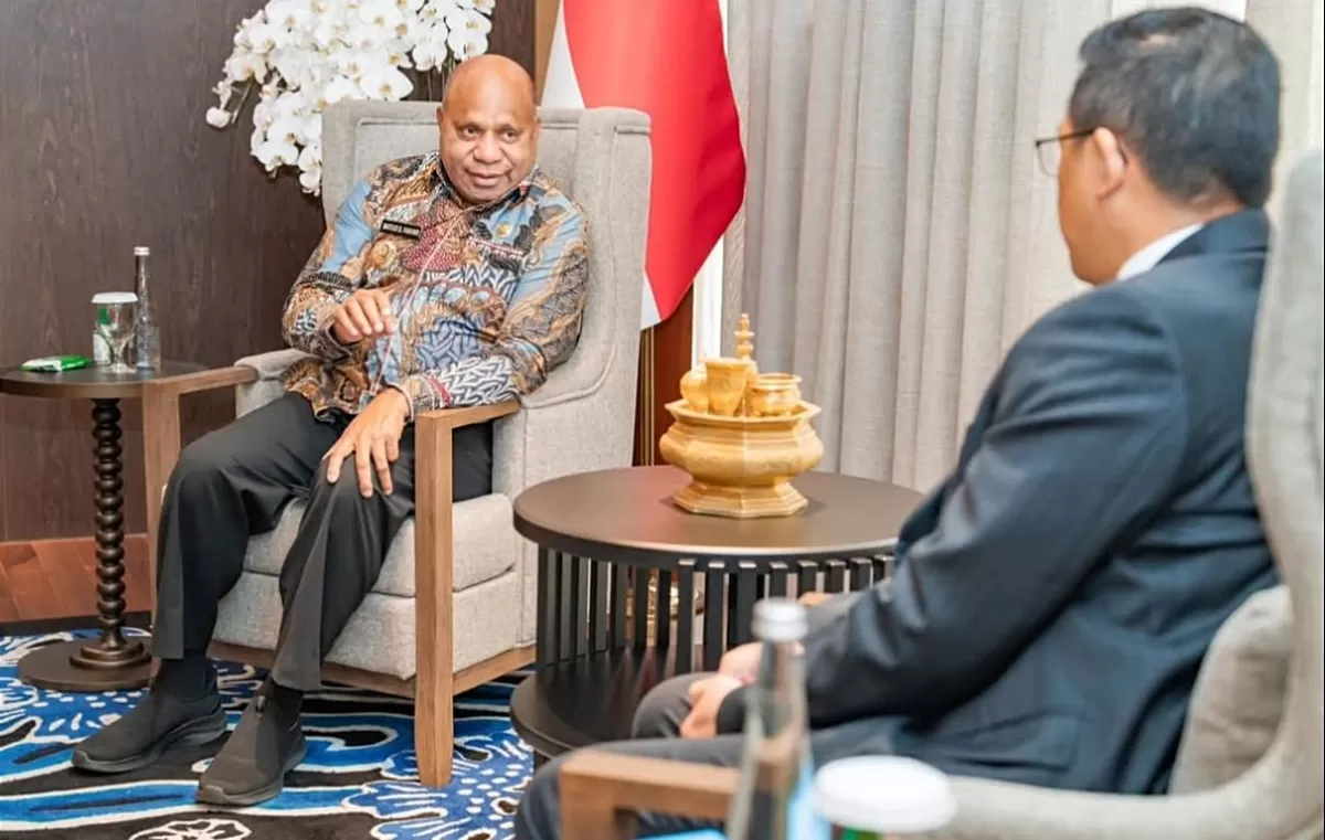 Gubernur Matius D Fakhiri (kiri) berdiskusi dengan Menteri Luar Negeri Sugiono menjadikan Papua sebagai gerbang Indonesia ke kawasan Pasifik.