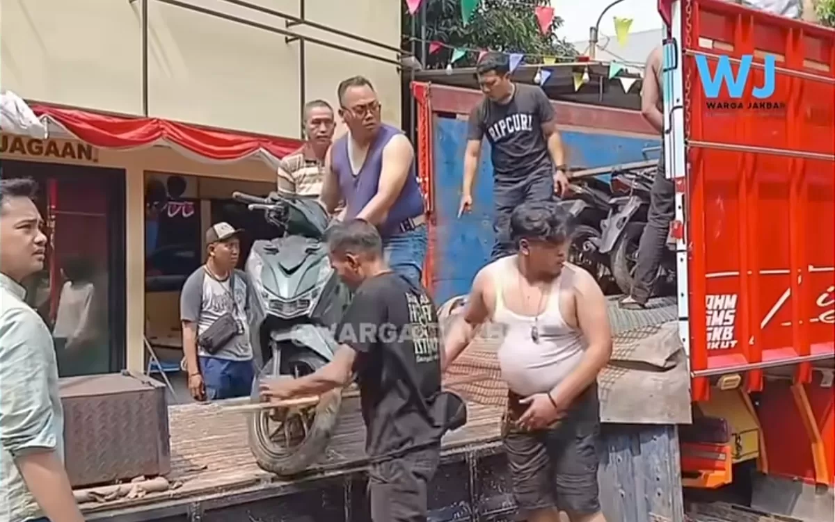 Polsek Tambora amankan 12 unit sepeda motor diduga hasil mencuri hendak dikirim ke Sumatra pakai truk. (Instagram raga.jakbar)