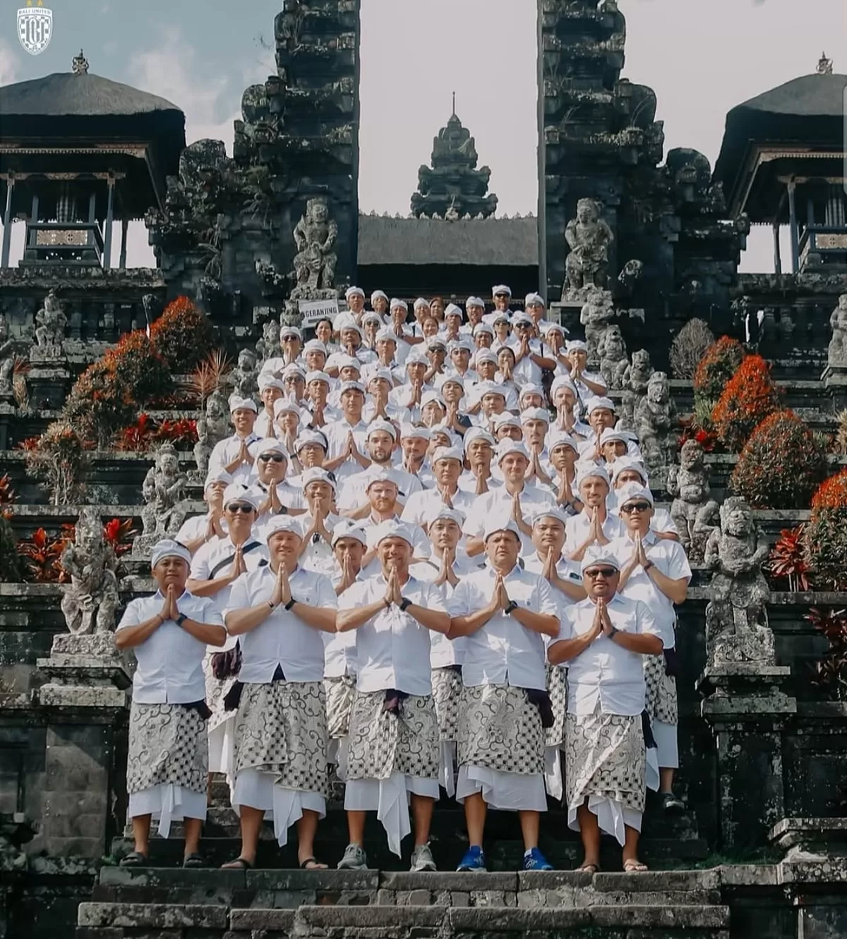 Bali United berdoa bersama Turta Yatra. (Instagram @baliunitedfc)