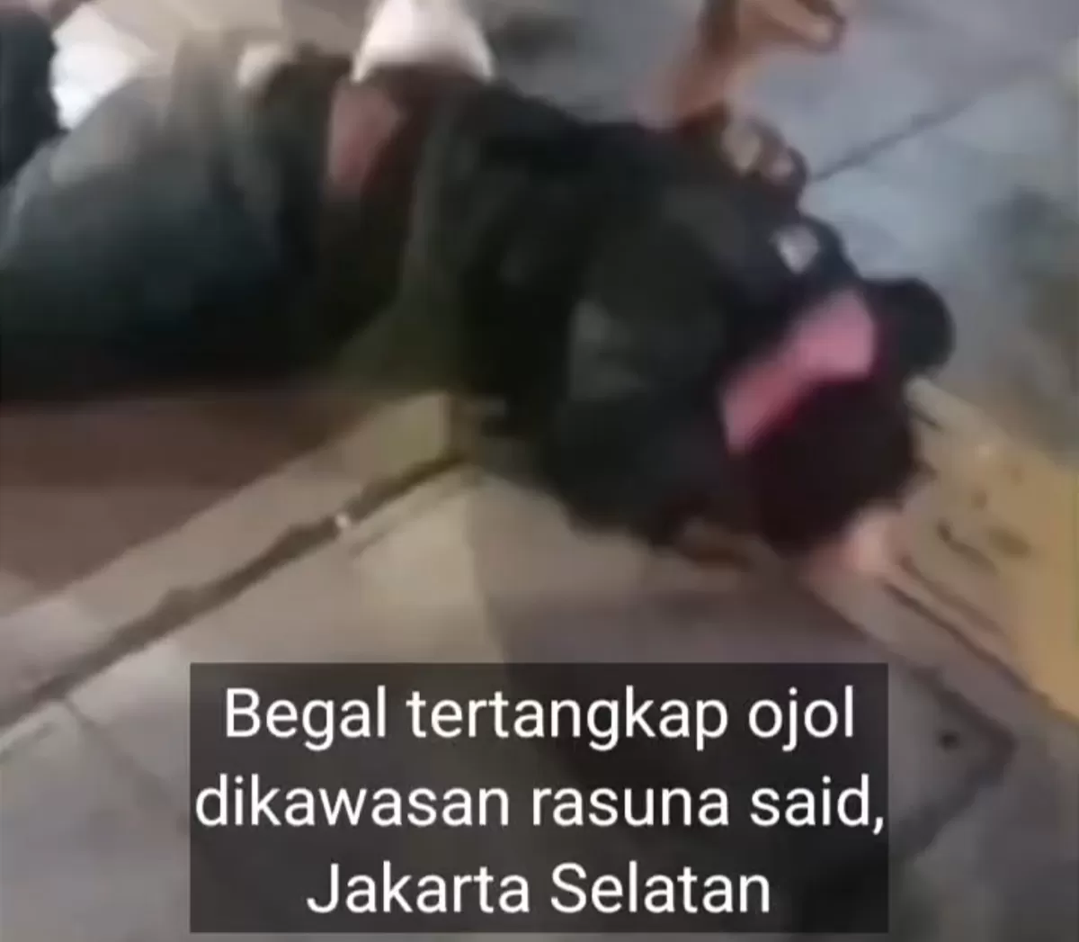 Lelaki diduga begal di Jalan HR Rasuna Said babak belur dikeroyok massa. (Instagram @kronikanews)