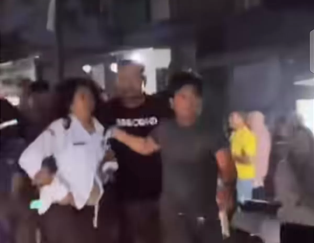 Wanita guru di Tanjungbalai, Sumatra Utara diselamatkan dari amukan massa. (Instagram @peristiwamedandaily)