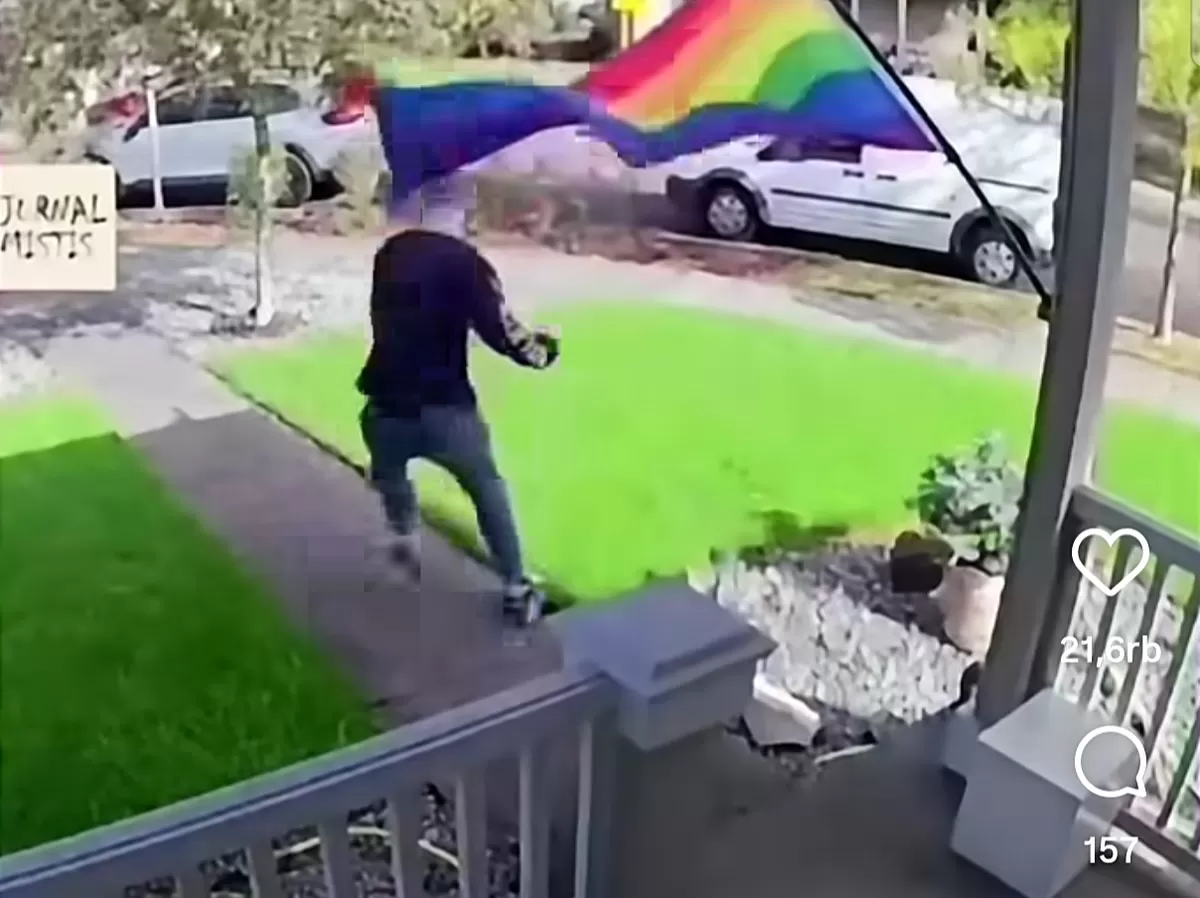 Lelaki kurir ini bereaksi jijik setelah tubuhnya tersenggol bendera pelangi LGBTQ.