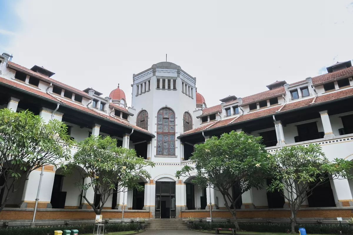 Lawang Sewu di Semarang menjadi salah satu ikon wisata sejarah yang menyimpan kisah perkembangan perkeretaapian Indonesia. ((wonderfulimages.kemenpar.go.id))