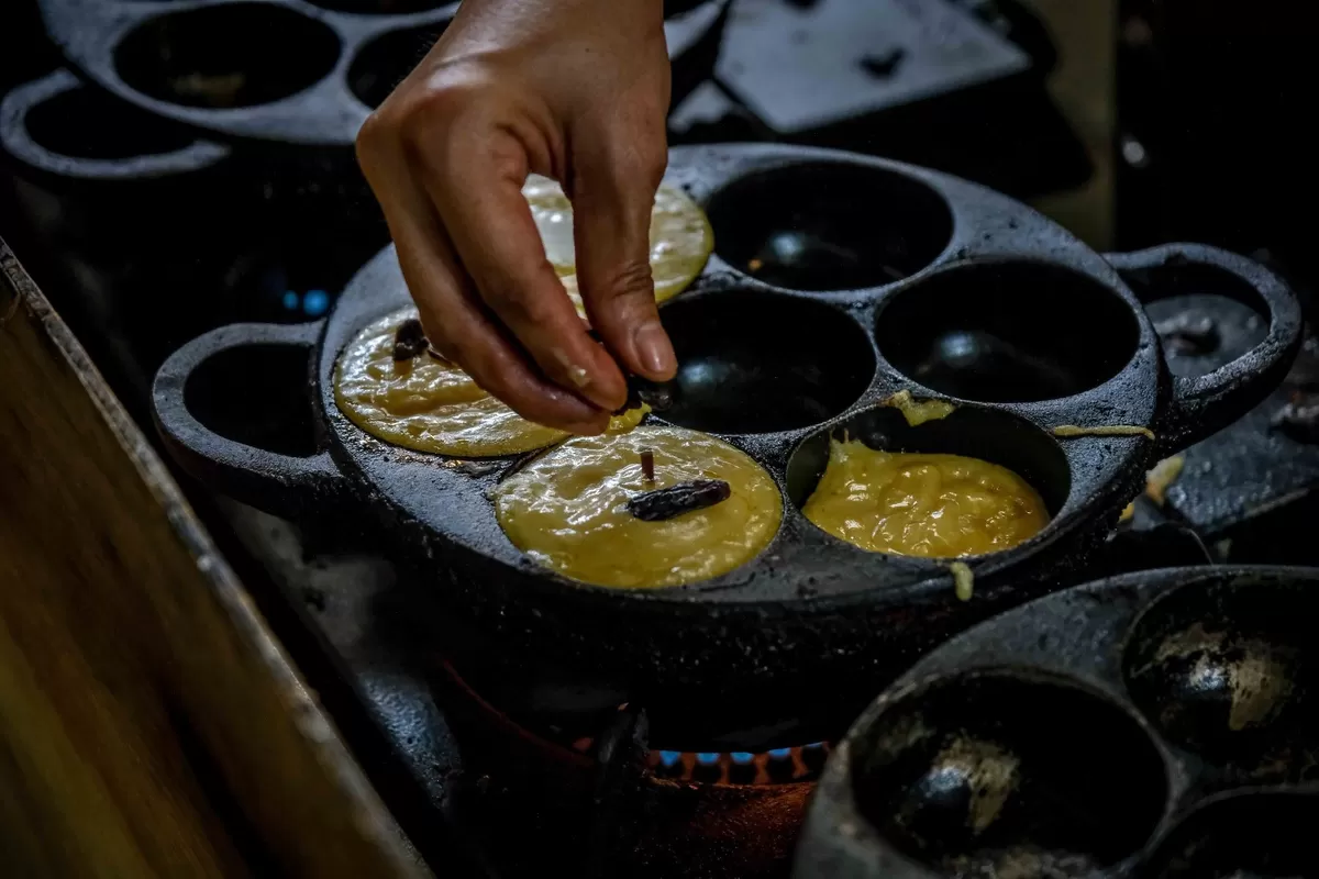 eragam jajanan khas Nusantara di pasar tradisional menjadi daya tarik utama wisata snackpacking. (Kemenpar.go.id)