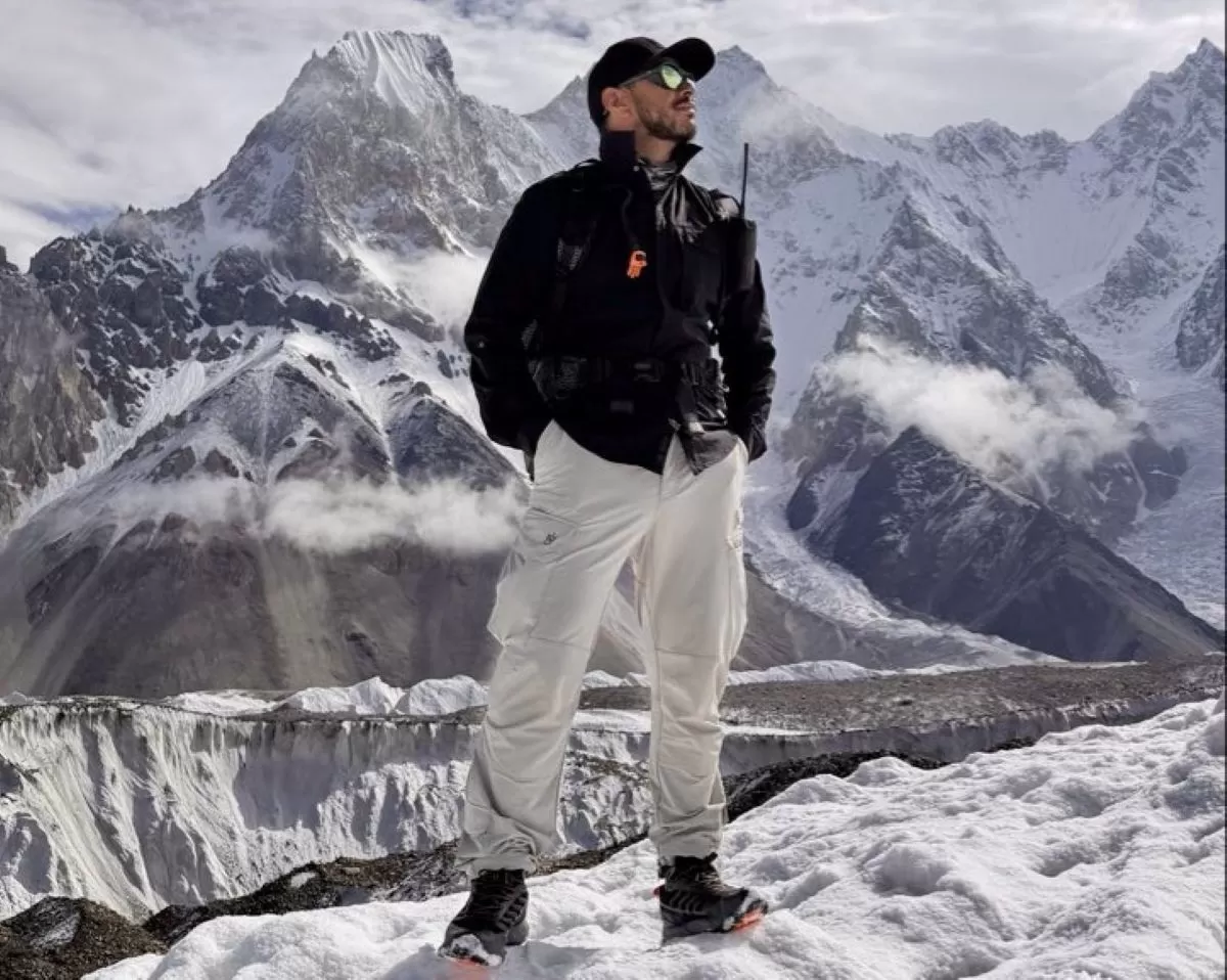 Pendaki asal Inggris-Nepal Nirmal Purja saat mendaki gunung. Jenazahnya ditemukan setelah longsor salju di Broad Peak, Pakistan. (x.com @nimsdai)