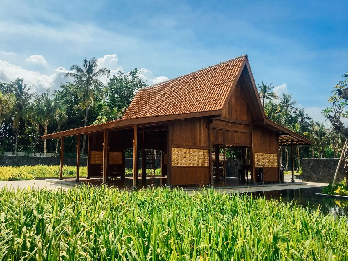 Suasana rumah adat di Desa Wisata Osing Kemiren, Banyuwangi, yang menjadi pusat pelestarian budaya Suku Osing dan destinasi wisata budaya di dekat Kawah Ijen. (Indonesia.travel)