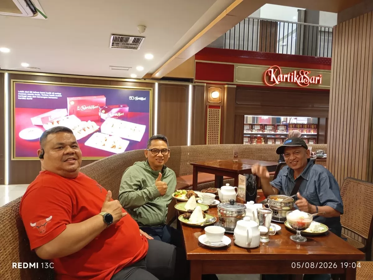Adam Noviar (Baju Merah, Penulis) bersama rekan di Kartika Sari Dago, Bandung. . Foto: Adam Noviar.