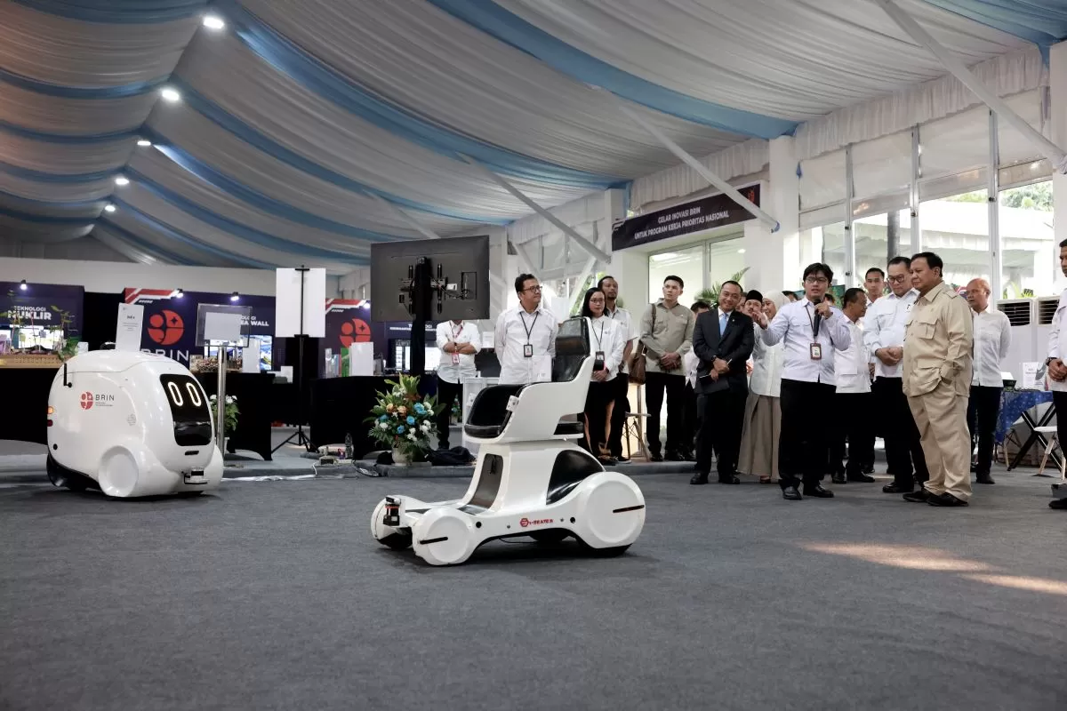 Kepala BRIN Arif Satria dan tim menyampaikan fokus pengembangan teknologi strategis Indonesia, mulai dari kecerdasan artifisial (AI), semikonduktor, genomik, teknologi kuantum, nuklir hingga antariksa kepada Presiden Prabowo.. (Foto: Bakom RI)