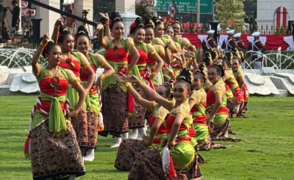 Tari Kelana Lengger Banyumasan tampil di Istana Merdeka jelang penurunan bendera HUT ke-81 RI, dibawakan 100 seniman Banyumas. (Istimewa)