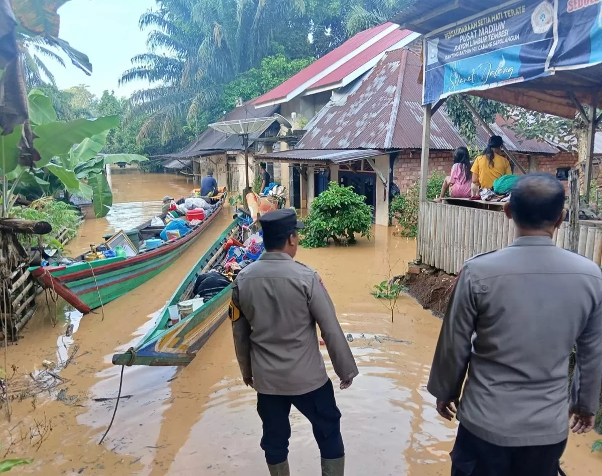 Aksi Cepat Polda Jambi Tangani Banjir di Merangin dan Sarolangun, Warga Mulai Bersihkan Rumah (Kabar Jambi Kito )