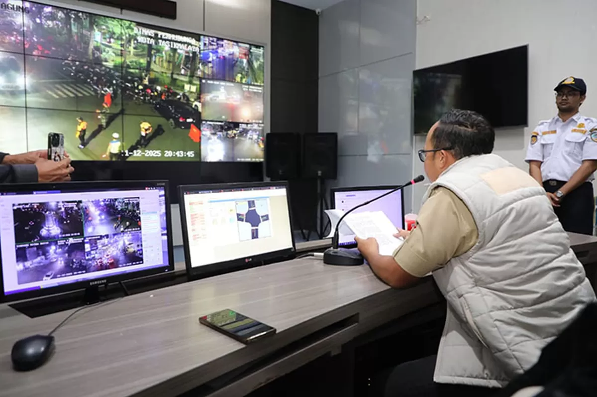 Wali Kota Tasikmalaya Viman Alfarizi Ramadhan melakukan kunjungan ke sejumlah pasilitas umum guna memastikan keamanan dan kenyamanan perayaan tahun baru&nbsp;2026. (Dok. Asep M.S)
