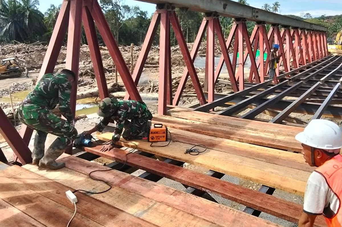 BNPB menyalurkan Dana Siap Pakai untuk pemulihan bencana Sumatra, mencakup logistik, jembatan bailey, dan dukungan operasional TNI. Proses pembuatan jembatan Bailey di Kabupaten Bireun, Provinsi Aceh.     (Instagram.com/kodam1bukitbarisan)
