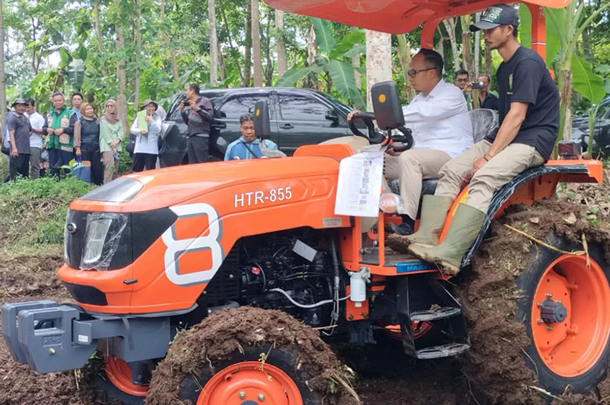 Wali Kota Tasikmalaya Viman Alfarizi Ramadhan mencoba traktor bantuan Kementan di Gapoktan Sinarjaya, Kelurahan Urug, Jumat 2 Januari 2025. (Dok. Asep M.S)