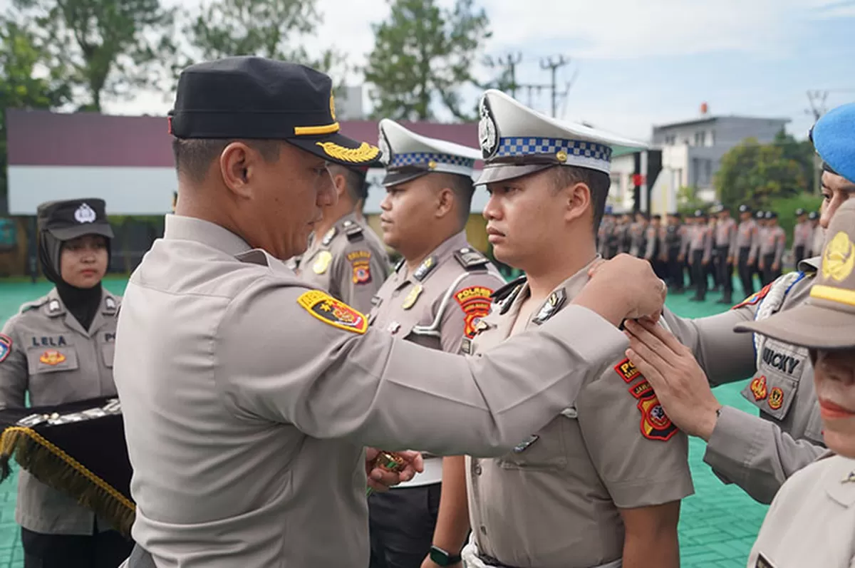 Kapolres Tasikmalaya Kota AKBP Moh Faruk Rozi memimpin upacara kenaikan pangkat personel Polres Tasikmalaya Kota, Jumat 2 Januari 2026. (Dok. Asep M.S)