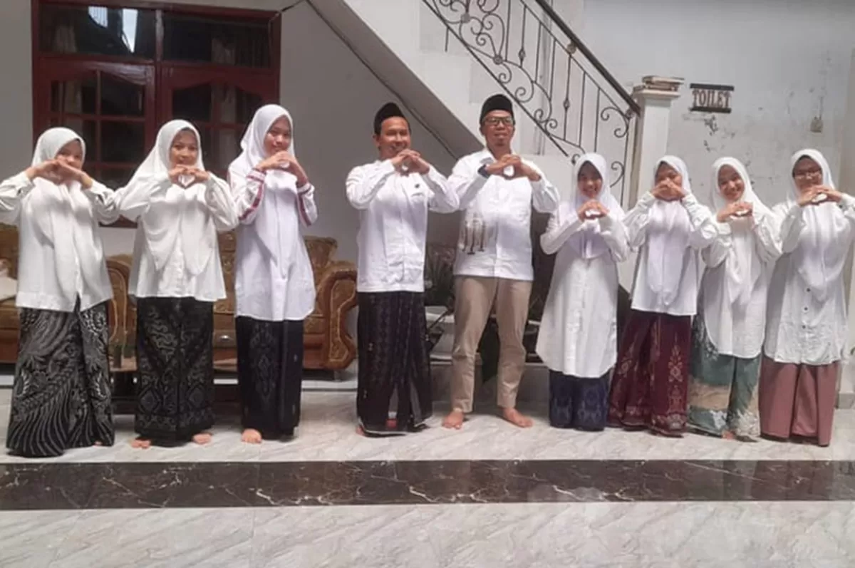 Wali Kota Tasikmalaya Viman Alfarizi Ramadhan berfoto bersama para santri penghafal Alquran di Ponpes Al Hasanah, Kelurahan Cibeuti, Kecamatan Kawalu, Kota Tasikmalaya.   (Dok. Asep M.S)