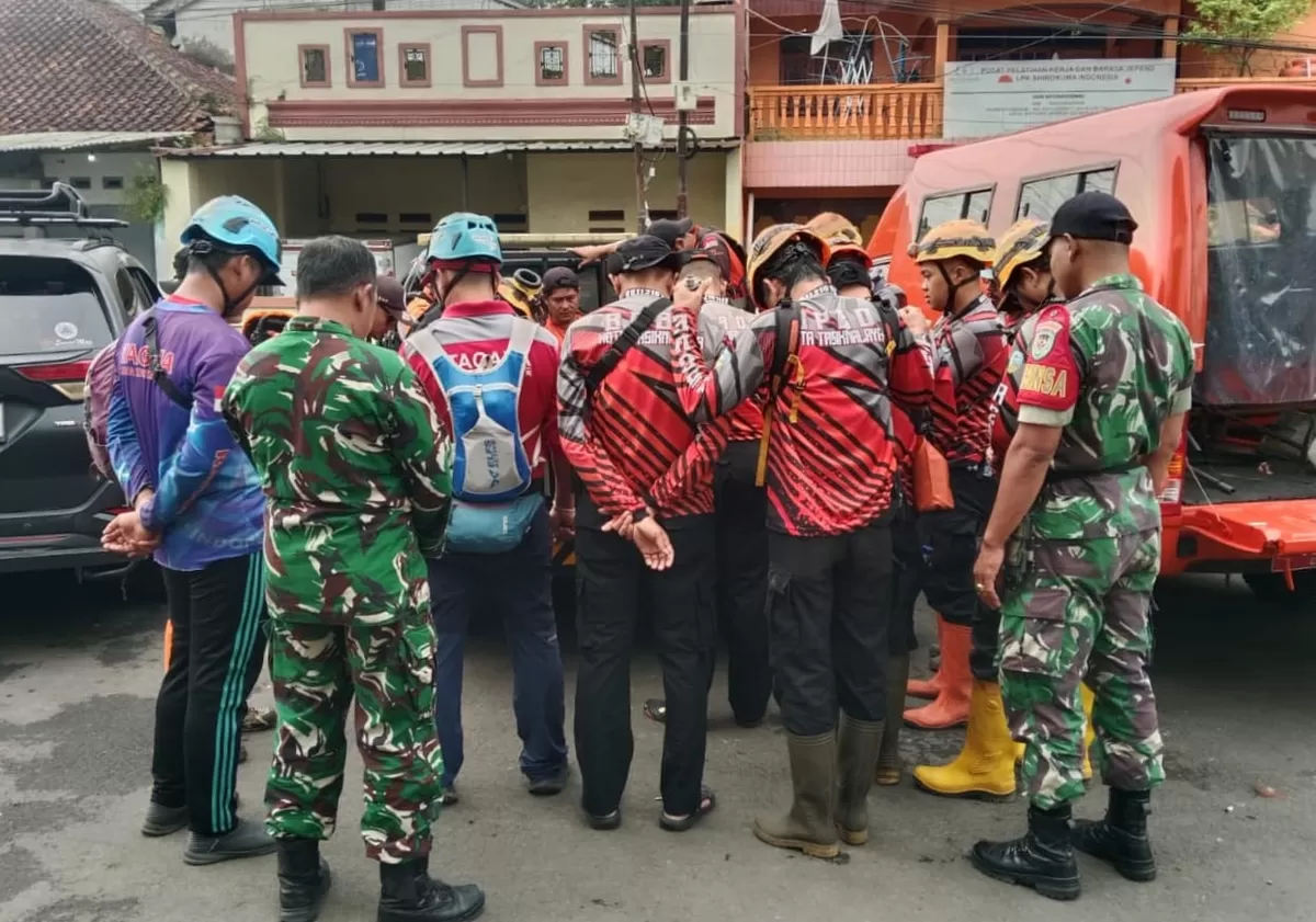 Tim BPBD Kota Tasikmalaya, sedang bersiap kembali melakukan pencarian di hari kedua pencarian korban anak hilang yang diduga terbawa arus sungai. (Asep M.S)