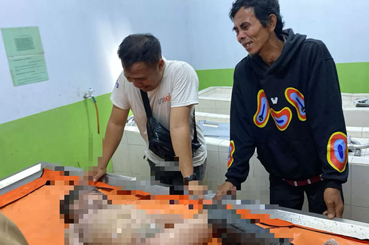 Ali Darsono (kanan), ayah Muhammad Zaidan Al-Fatih (6), bocah asal Tugujaya, Cihideung, Kota Tasikmalaya, korban meninggal akibat terseret arus sungai. (Dok. Asep M.S)
