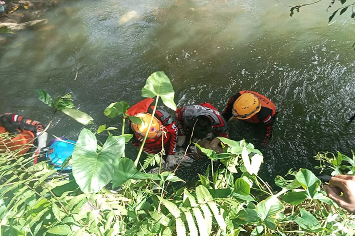 Tim SAR saat menemukan jasad Muhammad Zaidan Al-Fatih (6) di Sungai Cikalang, Curug Ojo Sungai Cikalang Kelurahan Cikalang Kecamatan Tawang, Minggu, 4 Januari 2026 pukul 8.30 WIB. (Dok. Asep M.S)