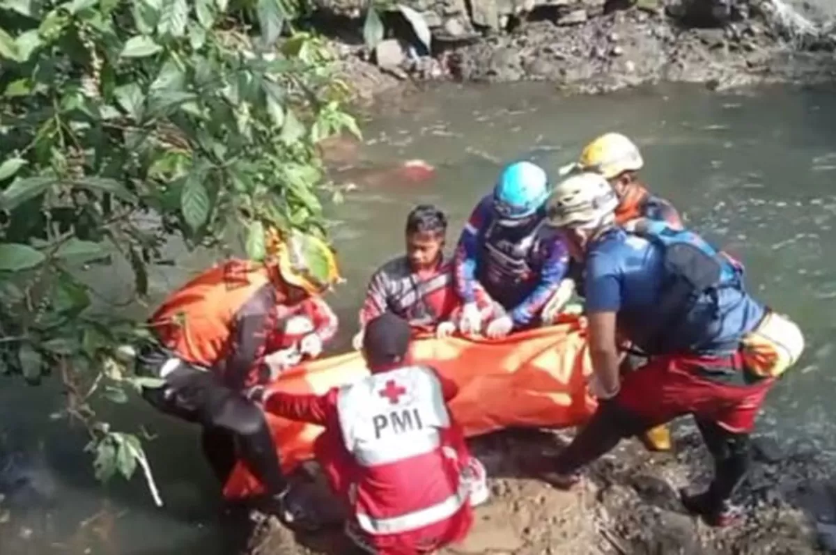 Tim SAR mengevakuasi jasad Muhammad Zaidan Al-Fatih (6) yang ditemukan di Sungai Cikalang, Kota Tasikmalaya, setelah tiga hari pencarian.   (Dok. Asp M.S)