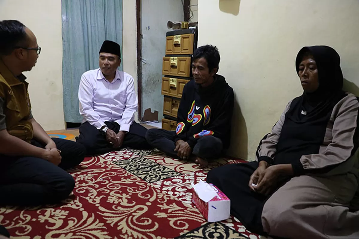Wali Kota Tasikmalaya Viman Alfarizi Ramadhan berbincang dengan orang tua almarhum Muhammad Zaidan Al-Fatihdi di Padayungan RT 07/RW 01, Kelurahan Tugujaya, Kecamatan Cihideung, Kota Tasikmalaya, Minggu (4/1/2026) sore. (Dok. Asep M.S)