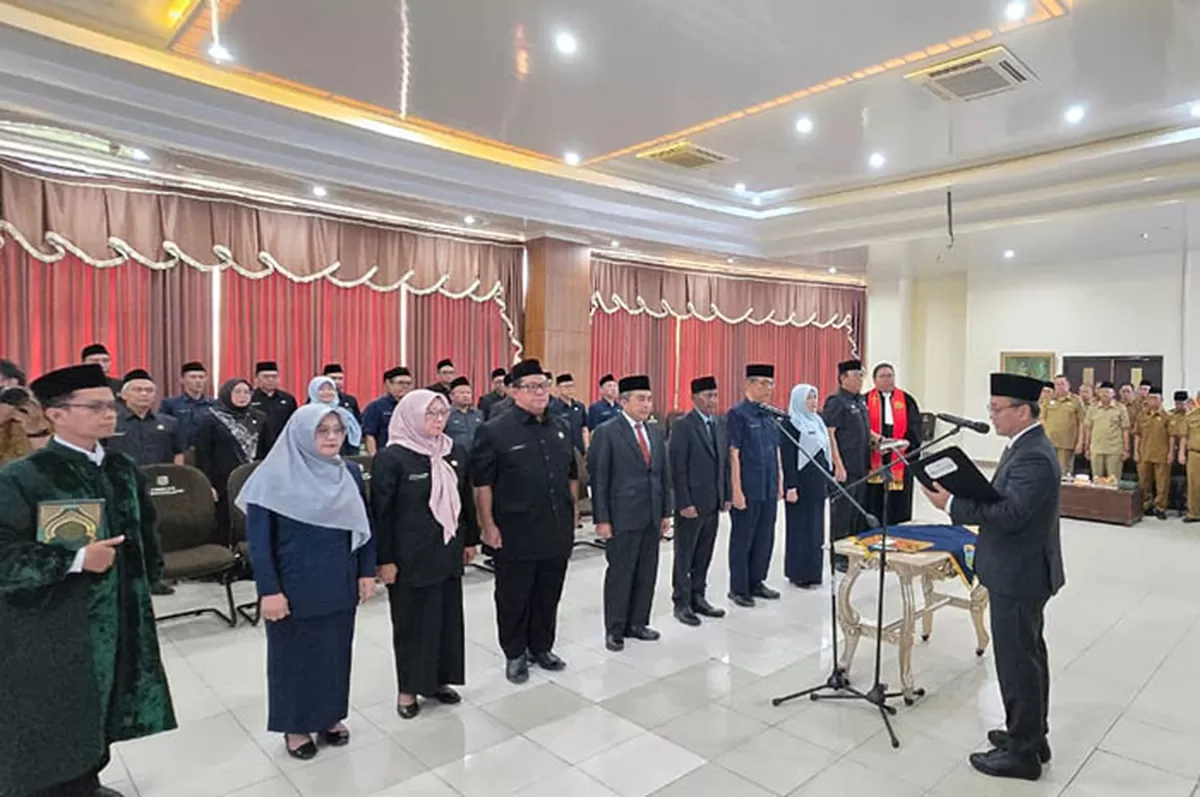 Bupati Tasikmalaya Cecep Nurul Yakin melantik pejabat struktural, Selasa (6/1/2026). Mohammad Zen resmi menjabat Staf Ahli Bidang Perekonomian dan Pembangunan. (Dok. DFK)