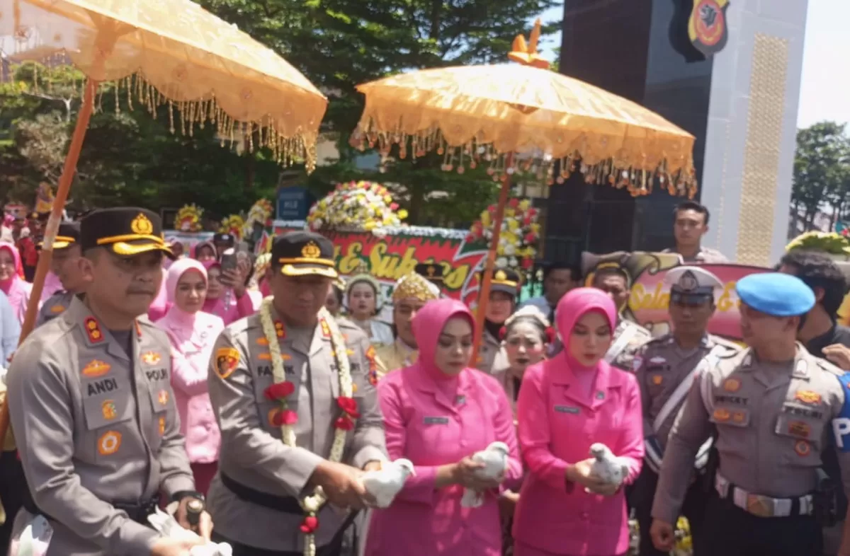 Kapolres baru Andi Purwanto (kiri) dan M.Faruk Rozi bersiap melepas burung merpati pada rangkaian penyambutan Kapolres baru dan pelepasan Kapolres lama. (Dok. Asep M.S)