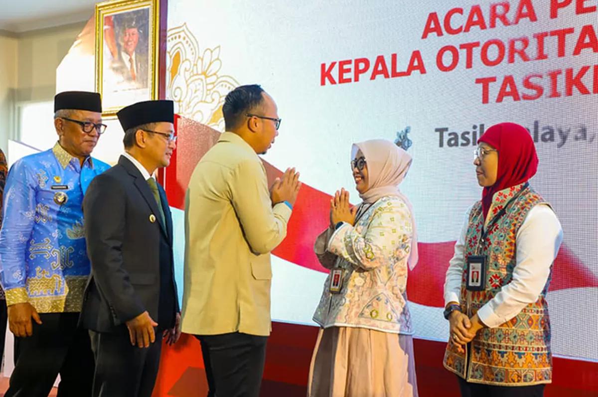 Kegiatan pengukuhan Nofa Hermawati sebagai Kepala Otoritas Jasa Keuangan (OJK) Tasikmalaya digelar di Aula Bappelitbangda Pemkot Tasikmalaya, Selasa, 6 Januari 2025. (Dok. Asep M.S)