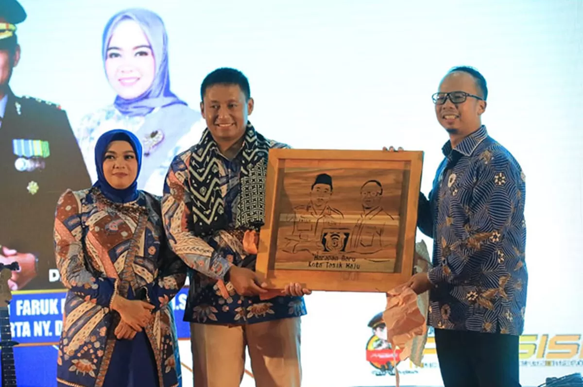 Pemberian cinderamata dari Wali Kota Tasikmalaya, Viman Alfarizi Ramadhan kepada Mantan Kapolres Tasikmalaya Kota, AKBP Moh Faruk Rozi, Selasa malam (06/01/2026). (Dok. Asaep M.S)