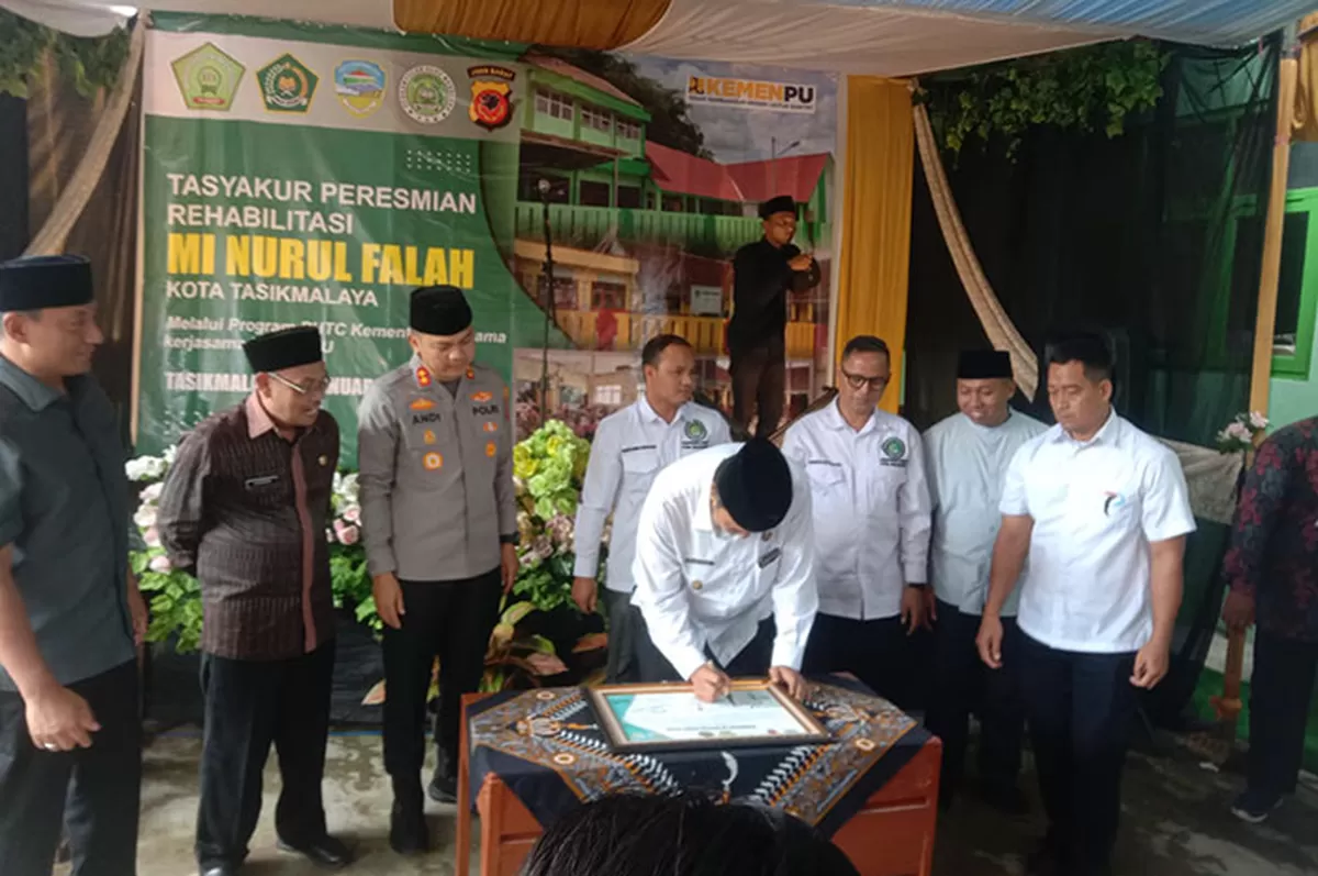 Wakil Wali Kota Tasikmalaya Diky Candra Negara melakukan gunting pita dan penandatanganan peresmian rehabilitasi MI Nurul Palah di Kota Tasikmalaya, Rabu 7 Januari 2026.   (Dok. Asep M.S)