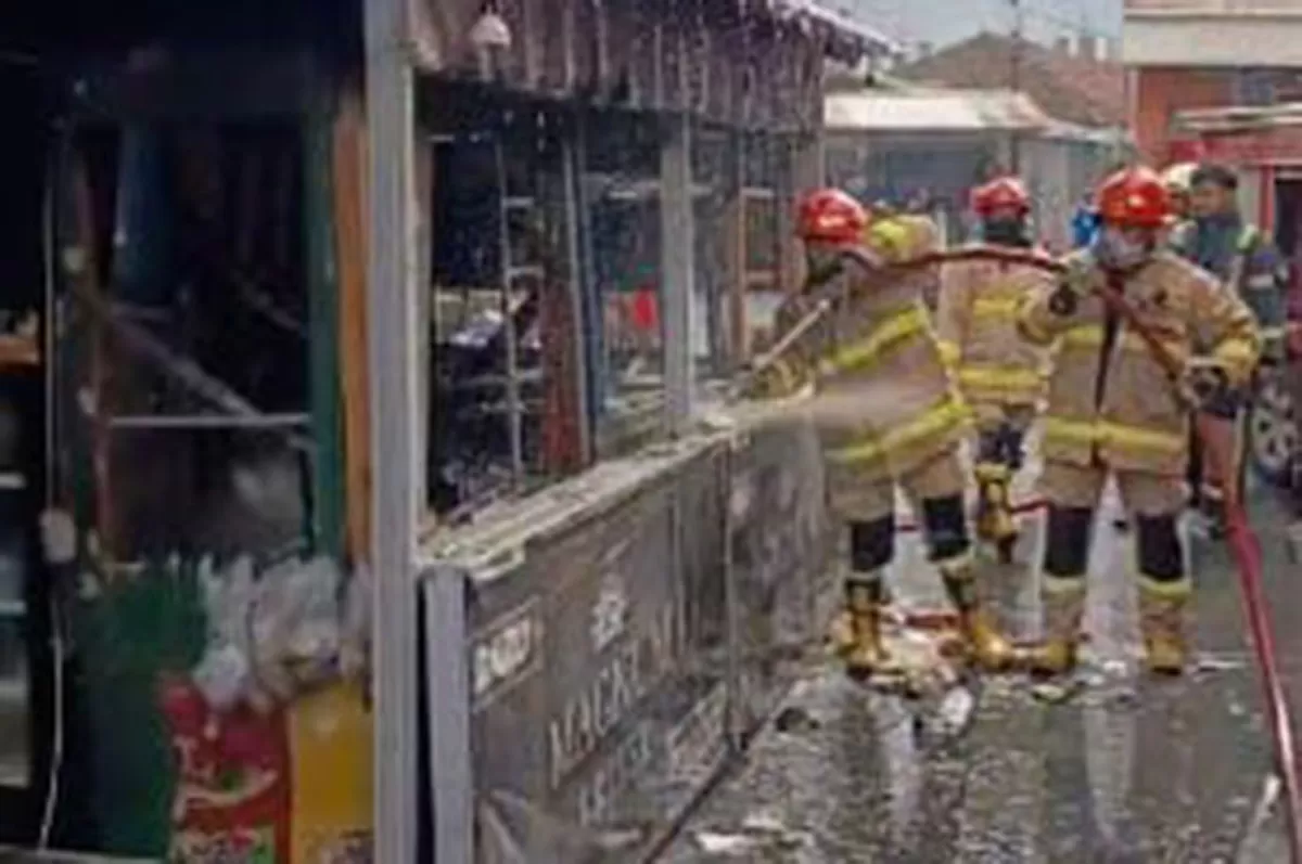 Petugas Damkar Kota Tasikmalaya memadamkan kebakaran warung semi permanen di Pasar Karlis akibat kebocoran gas LPG, Kamis 8 Januari 2026 pagi. (Dok. Asep M.S)