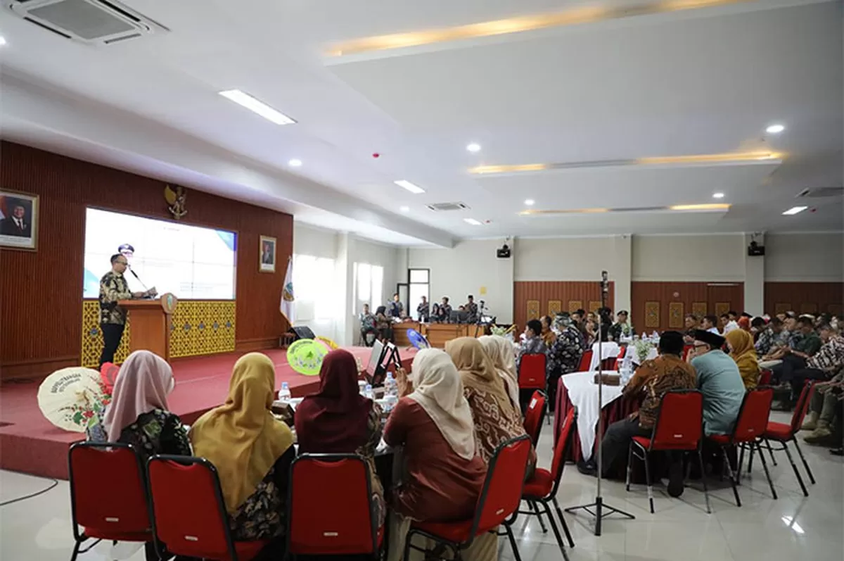 Wali Kota Tasikmalaya Viman Alfarizi Ramadhan memaparkan rancangan awal RKPD 2027 pada konsultasi publik di Aula Bapelitbangda, Kamis 8 Januari 2026. (Dok. Asep M.S)