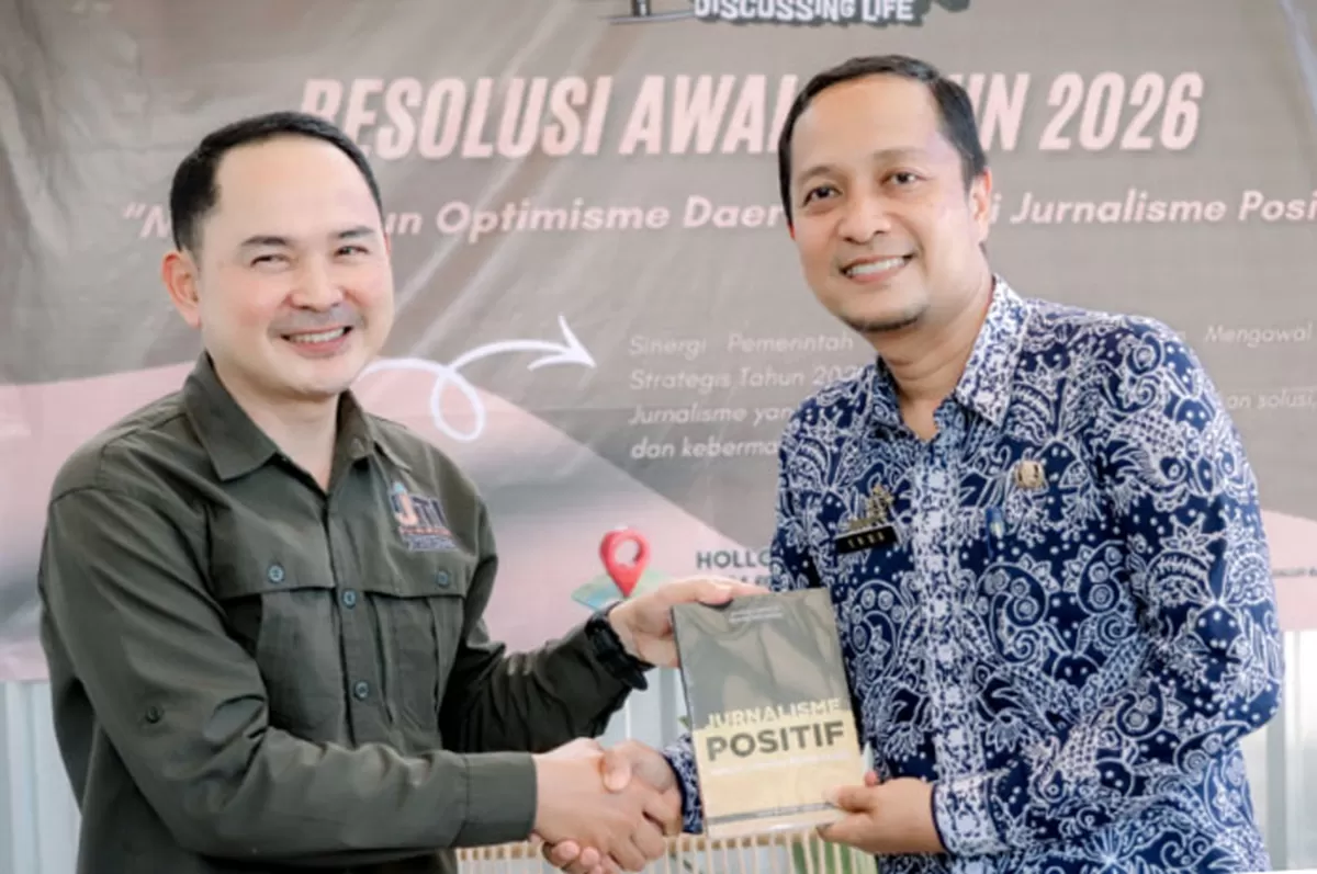 Kepala Diskominfo Kabupaten Ciamis, Enda Hidayat (kanan) dan Ketua IJTI Korda Galuh Raya Yosep Trisna memperkuat Jurnalisme Positif demi optimisme pembangunan 2026. (Dok. Kominfo Ciamis)