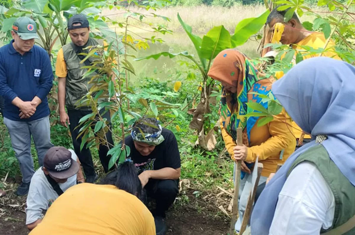 Wakil Wali Kota Tasikmalaya Diky Chandra menanam pohon di Situ Ranca Merak pada program Jumat Menanam, Jumat (9/1/2026). (Dok. Asep M.S)