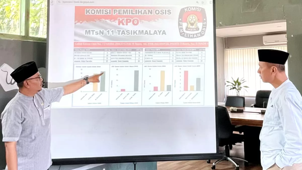 Siswa MTsN 11 Tasikmalaya mengikuti pemilihan Ketua OSIS secara digital menggunakan aplikasi voting (Dok. DFK)