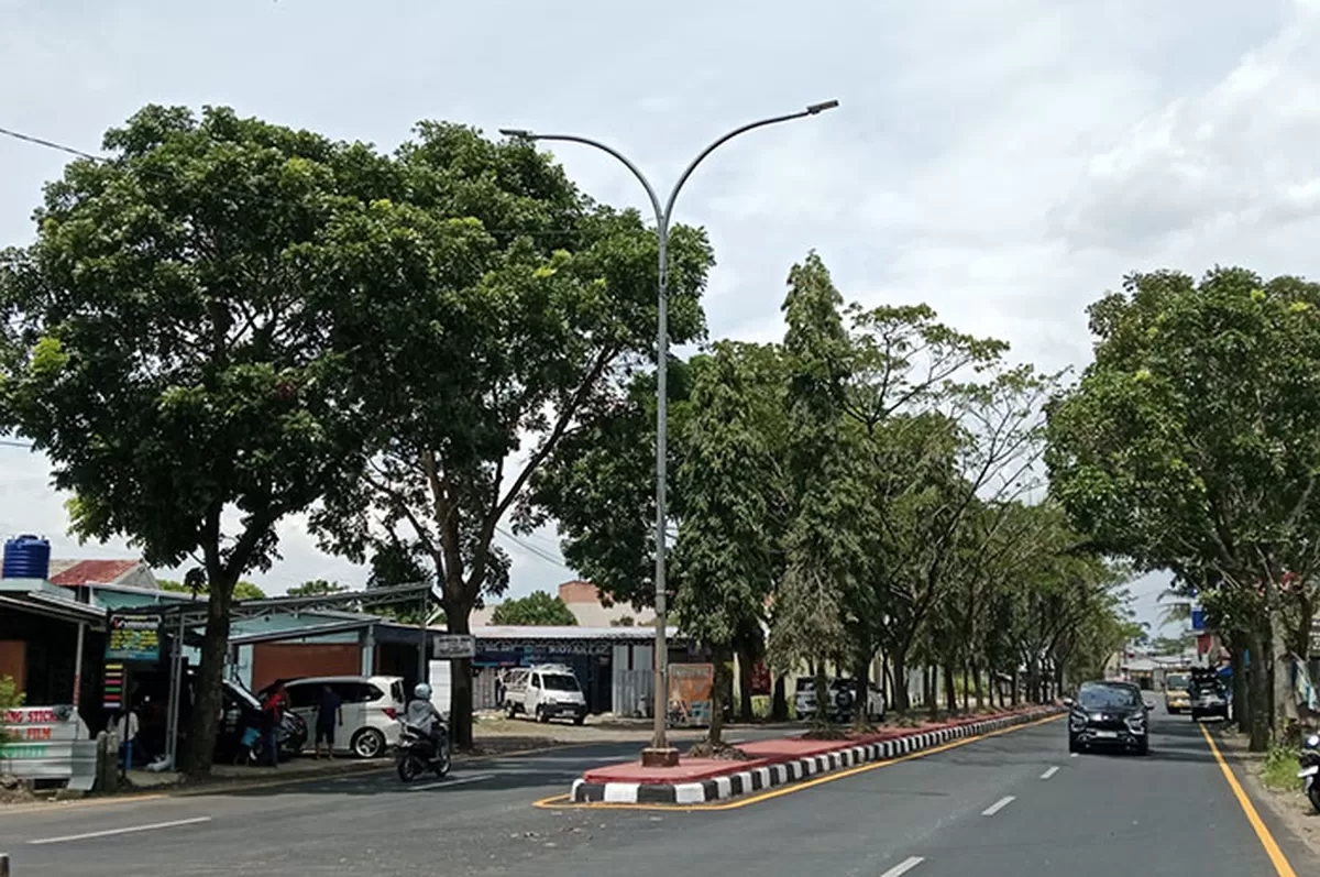 Penerangan Jalan Umum (PJU) di salah satu ruas jalan Kota Tasikmalaya menjadi sorotan seiring anggaran listrik PJU mencapai Rp2,55 miliar per bulan. (Dok. Asep M.S)