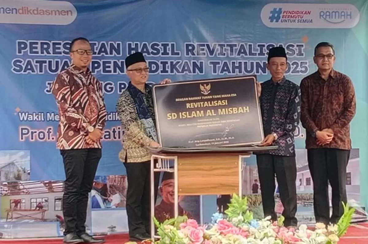 Wamendik RI Prof. Atip Latifulhayat meresmikan SMAN 11 Kota Tasikmalaya untuk memperkuat layanan pendidikan di Bungursari,&nbsp;Kota Tasikmalaya Minggu, 11 Januari 2026.&nbsp; (Dok. Asep M.S)