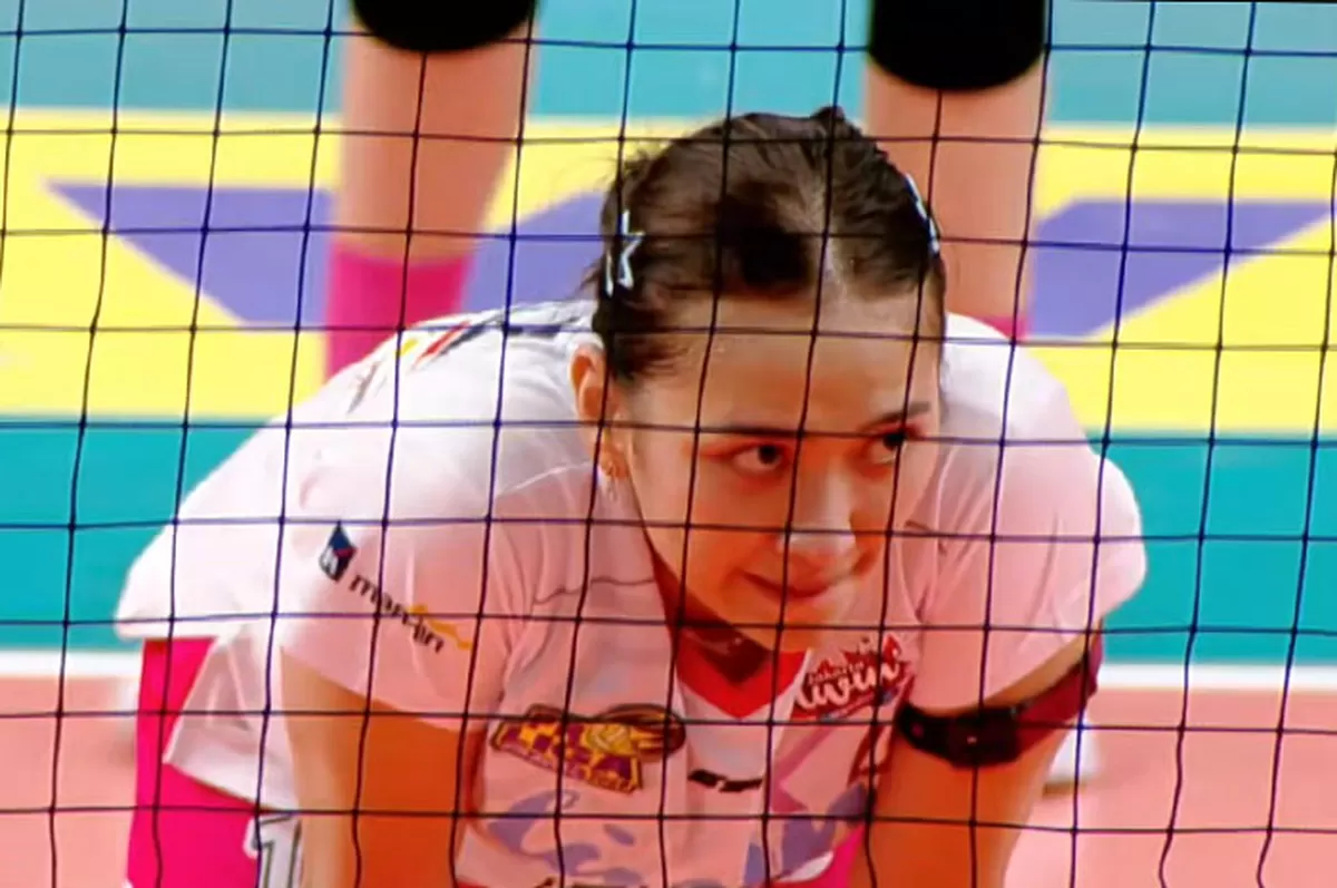 Yolla Yuliana, middle blocker Jakarta Livin Mandiri, gagal membawa timnya comeback usai kalah tiga set langsung dari Jakarta Electric PLN. Sementara itu, Megawati Hangestri kembali mencuri perhatian di Proliga 2026. (Tangkapan layar Moji TV)